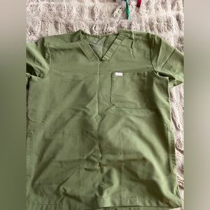 FIGS mens top olive - medium